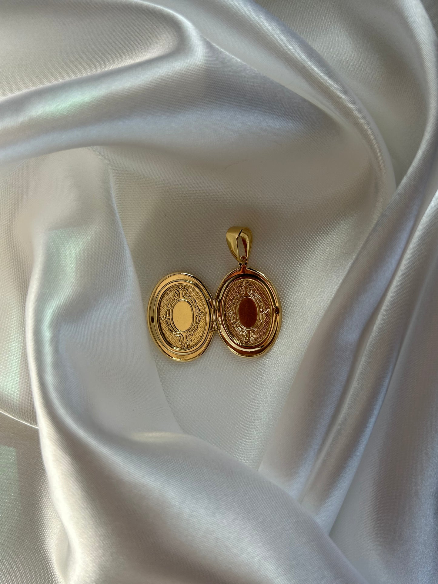 Oval Open Locket Pendant